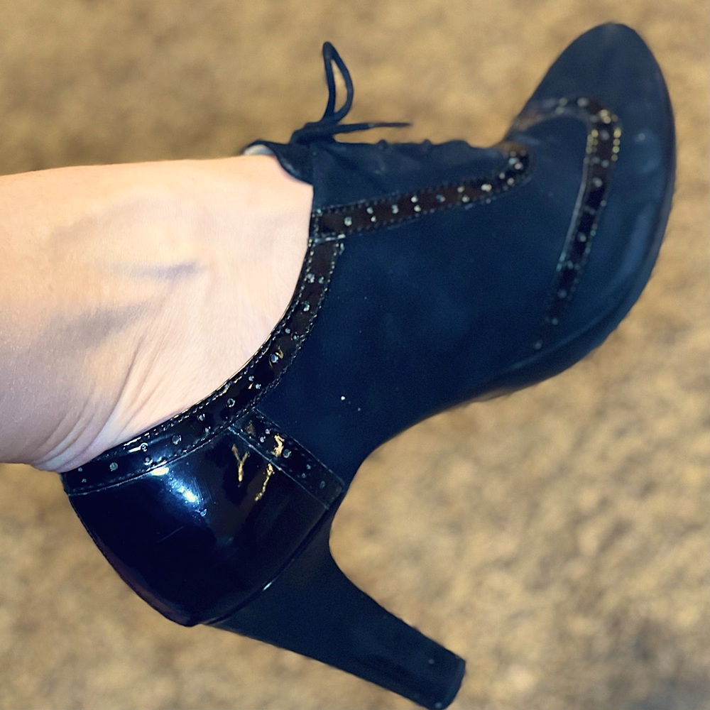 Anne Klein Women's Qiara Lace-Up Shootie size 9